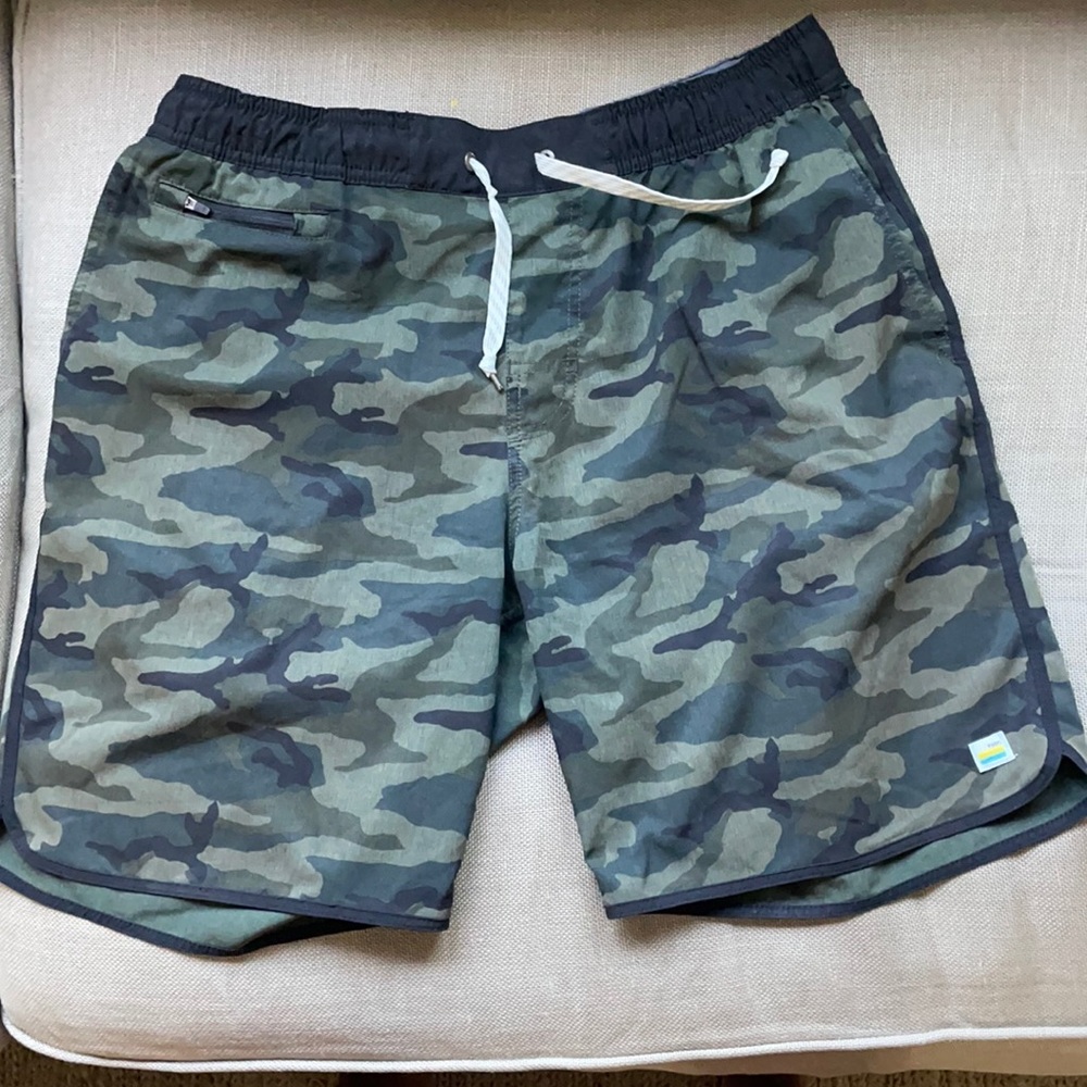 Mens L ‘Banks’ camo print four way stretch shorts